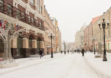 Moskova, Rusya. Kar yağışı altında Arbat Caddesi