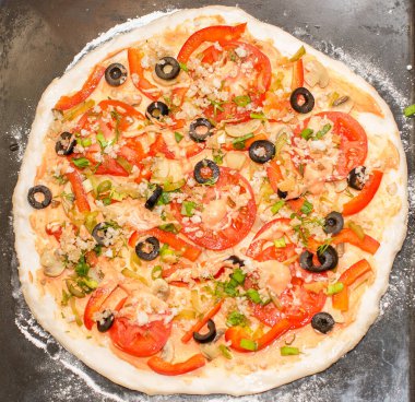 Pişirmeden önce ev yapımı vejetaryen pizza.