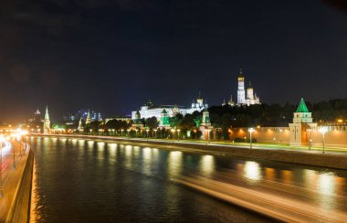 Akşam Moskova Kremlin 'de. Duvar, kuleler, tapınaklar, araba 