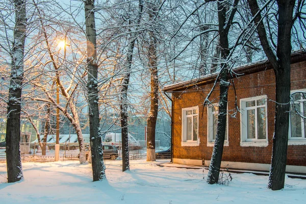 Brick Bulit Hus Moskva Vinter Sne Lanterne - Stock-foto