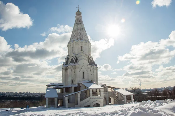 位于M区Kolomenskoye公园的升天教堂和木制塔楼 — 图库照片