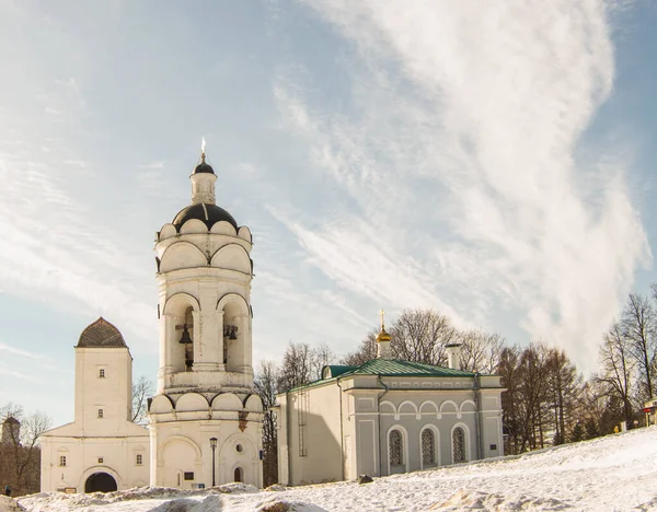 Εκκλησία Του Αγίου Γεωργίου Και Ανυψωτικός Πύργος Στο Πάρκο Kolomenskoye — Φωτογραφία Αρχείου