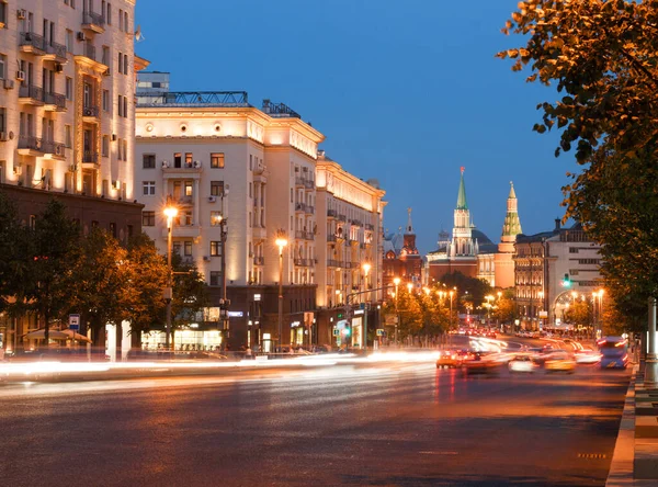 Ulica Tverskaya Moskwie Wieże Kremla Tle — Zdjęcie stockowe