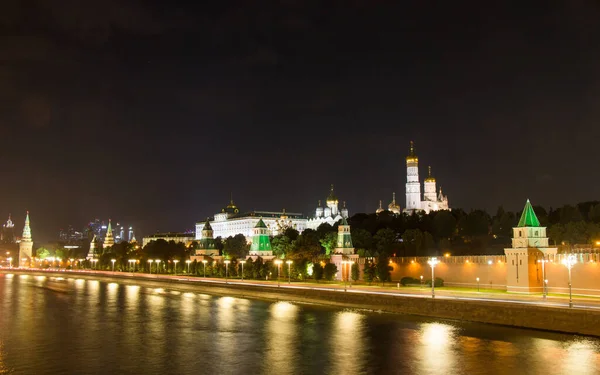 Der Moskauer Kreml Abend Böschungen Türme Tempel Autos — Stockfoto