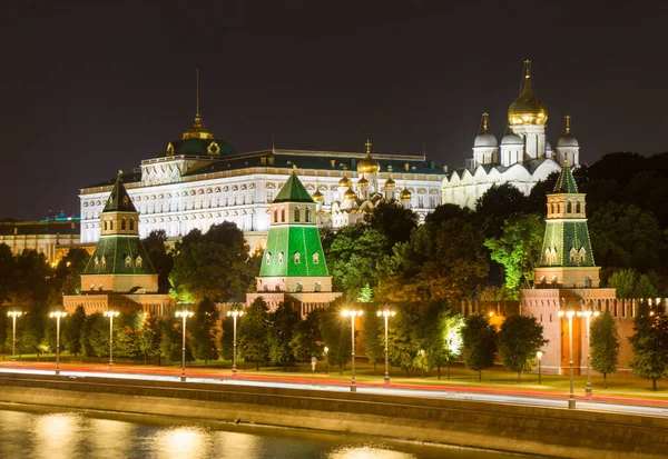 Der Moskauer Kreml Abend Böschungen Türme Tempel Autos — Stockfoto