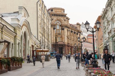 Moskova, Rusya, Sep 4.2020: Kuznetsky çoğu sokak. İnsanlar yürüyor.