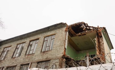 Bir tuğla evin yıkımı