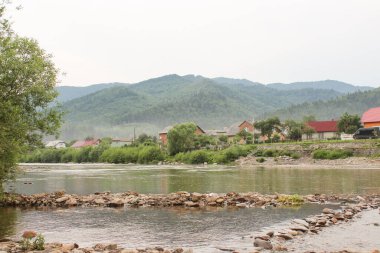 Skole, Lviv bölgesindeki River ve Carpathian Dağları.