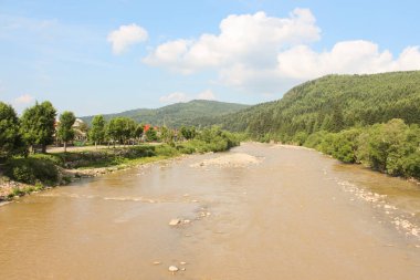 Skole, Lviv bölgesindeki River ve Carpathian Dağları.
