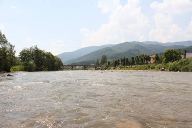 Skole, Lviv bölgesindeki River ve Carpathian Dağları.