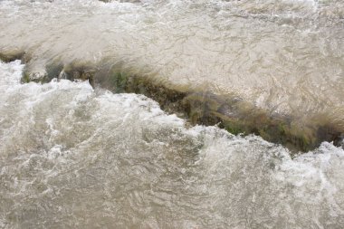 Wester Ukrayna 'daki dağ nehrinde akıntılar