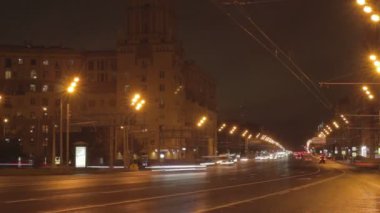 Moskova, Rusya, 9 Eylül 2020: Gagarin Meydanı yakınlarındaki Leninsky Bulvarı. İyi geceler. Araba izleri. Zaman aşımı 30x