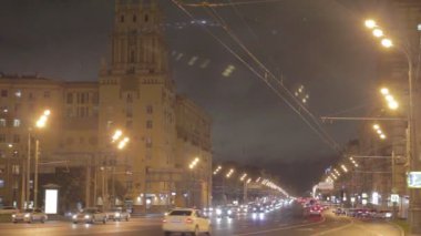 Moskova, Rusya, 9 Eylül 2020: Gagarin Meydanı yakınlarındaki Leninsky Bulvarı. İyi geceler. Araba izleri