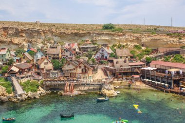 Güneşli bir günde Popeye köyü. Malta adasında ünlü cazibe ve Açık Hava Müzesi. Yaz manzarası.
