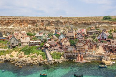 Güneşli bir günde Popeye köyü. Malta adasında ünlü cazibe ve Açık Hava Müzesi. Yaz manzarası.