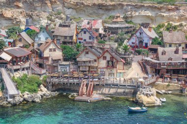 Güneşli bir günde Popeye köyü. Malta adasında ünlü cazibe ve Açık Hava Müzesi. Yaz manzarası.