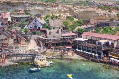 Güneşli bir günde Popeye köyü. Malta adasında ünlü cazibe ve Açık Hava Müzesi. Yaz manzarası.