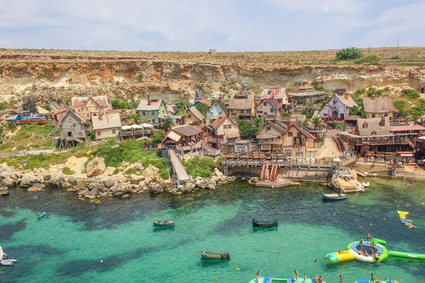 Güneşli bir günde Popeye köyü. Malta adasında ünlü cazibe ve Açık Hava Müzesi. Yaz manzarası.