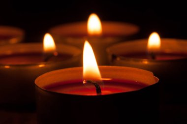 Mumlar geceleri yanıyor. Kapatın alanı derinleştirerek.