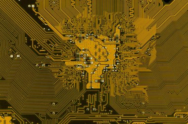 Masaüstü bilgisayarı için küçük elektronik elementlerle ana kart parçalarının üst görünümü
