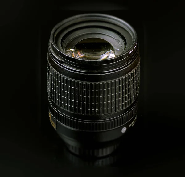 Stüdyo Ürün Resmi Siyah Arkaplanda Slr Lensi — Stok fotoğraf