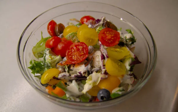 Egészséges Üveg Tál Színes Saláta Öntettel — Stock Fotó