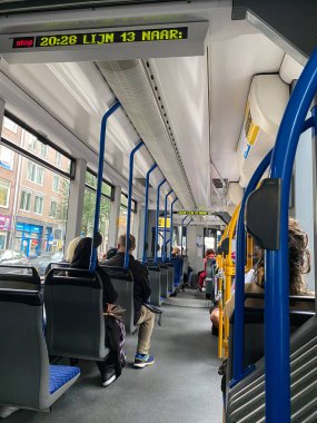 10 Temmuz 2020 'de Hollanda' da Covid-19 nedeniyle tramvayın içinde az sayıda yolcu vardı..
