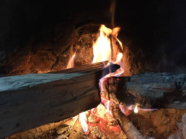 전통적 방법은 불나무를 바이오 연료로 사용하여 마을의 부엌의 피움으로써 음식을 — 스톡 사진