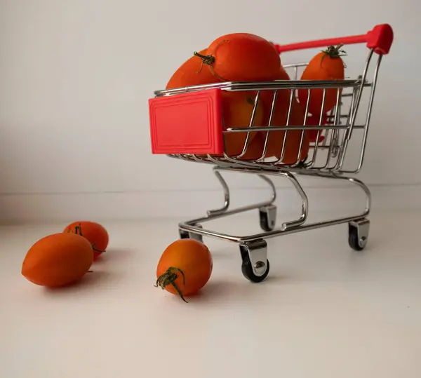 Kleine Tomaten Een Kleine Kar Foto Producten Adverteren — Stockfoto