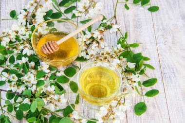 Akasya ve çay ile tatlım. Seçici odak. 