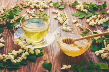 Akasya ve çay ile tatlım. Seçici odak. 