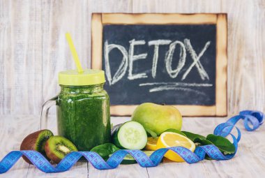 Yeşil smoothies sebze ve meyve ile. Gün Detoks. Zayıflama ve cüruf atılımı. Sağlıklı beslenme. Seçici odak.
