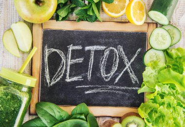 Yeşil smoothies sebze ve meyve ile. Gün Detoks. Zayıflama ve cüruf atılımı. Sağlıklı beslenme. Seçici odak.