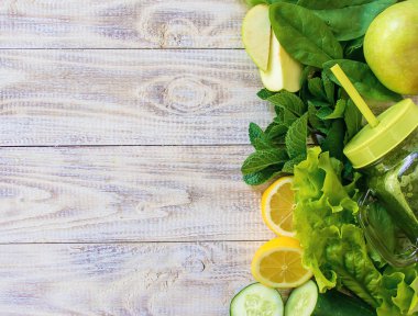 Yeşil smoothies sebze ve meyve ile. Gün Detoks. Zayıflama ve cüruf atılımı. Sağlıklı beslenme. Seçici odak.
