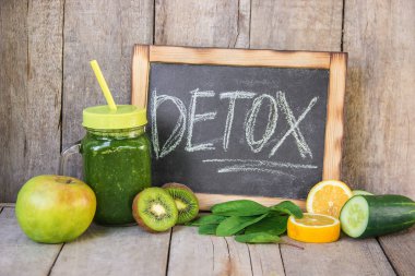 Yeşil smoothies sebze ve meyve ile. Gün Detoks. Zayıflama ve cüruf atılımı. Sağlıklı beslenme. Seçici odak.