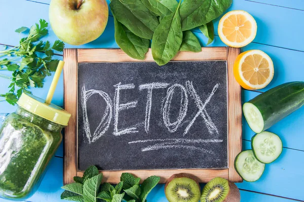 蔬菜和水果的绿色果汁 排毒日 渣的减肥和排泄 健康饮食 选择性聚焦 — 图库照片
