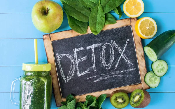 蔬菜和水果的绿色果汁 排毒日 渣的减肥和排泄 健康饮食 选择性聚焦 — 图库照片