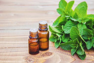 Küçük bir kavanoza nane özü. Seçici odak.