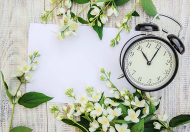 Çalar saat 10 saat. Çiçekler. Seçici odak. 