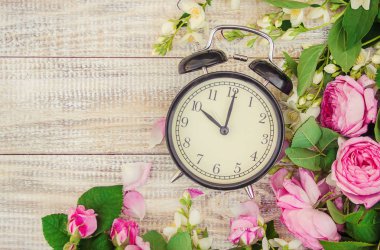 Çalar saat 10 saat. Çiçekler. Seçici odak. 