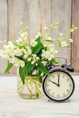 Çalar saat 10 saat. Çiçekler. Seçici odak. 