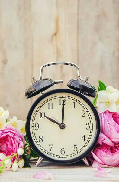 Alarm Klok Uur Bloemen Selectieve Aandacht — Stockfoto