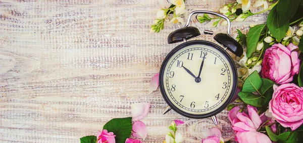 Relógio Alarme Horas Flores Foco Seletivo — Fotografia de Stock