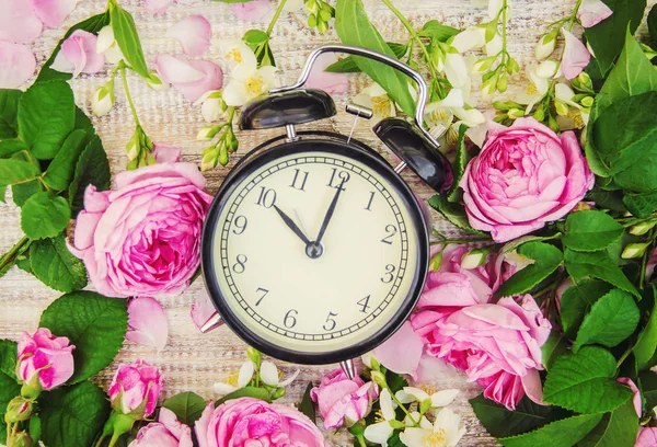 Wecker Stunden Blumen Selektiver Fokus — Stockfoto