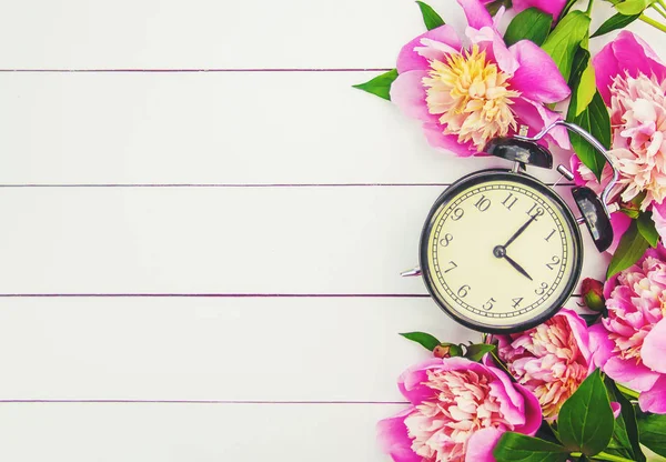 Flores Primavera Relógio Alarme Muda Tempo Foco Seletivo — Fotografia de Stock