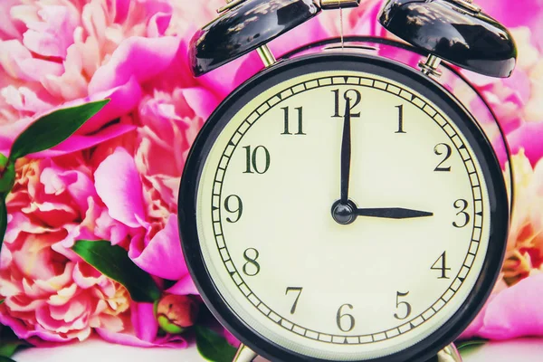 Flores Primavera Relógio Alarme Muda Tempo Foco Seletivo — Fotografia de Stock
