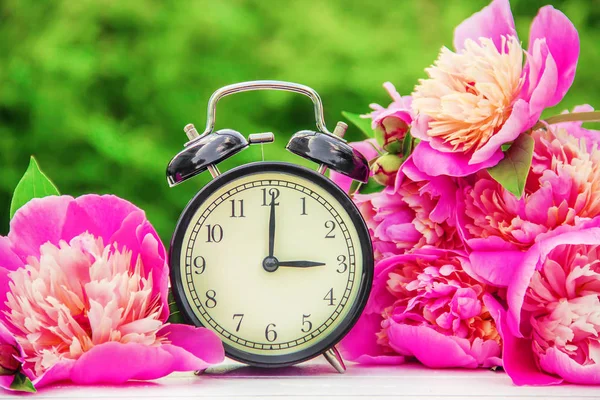 Lente Bloemen Wekker Tijd Wijzigen Selectieve Aandacht — Stockfoto