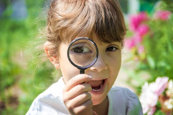 Bambino Sta Guardando Una Lente Ingrandimento Aumentare Focus Selettivo — Foto Stock