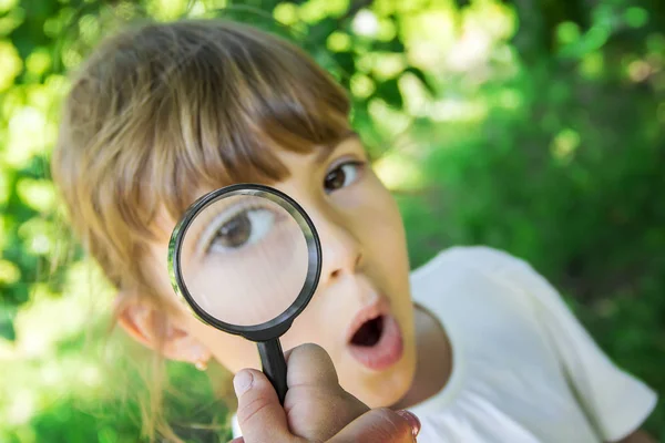 Niño Está Mirando Con Una Lupa Aumenta Enfoque Selectivo — Foto de Stock