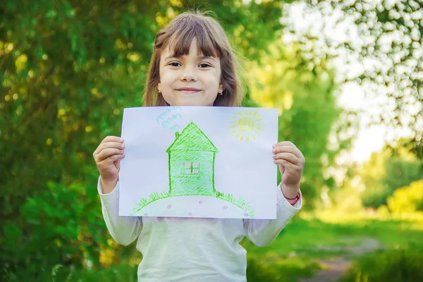 Zeichnung Eines Grünen Hauses Den Händen Eines Kindes Selektiver Fokus — Stockfoto